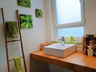 a bathroom with a sink and a window at Spacieux 74 m2 Standing Clim & Parking Privé Centre Ville in LʼIsle-sur-la-Sorgue