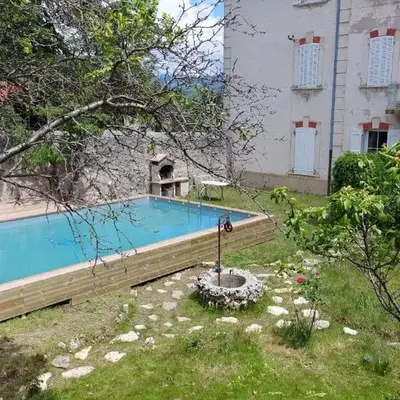 Appartement dans maison de caractère avec piscine