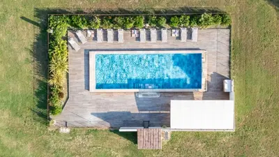 an overhead view of a swimming pool at La Bastide des Amouriers in Caumont-sur-Durance