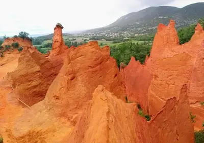 an aerial view of a red rock formation at Maison de village, piscine, Colorado in Rustrel