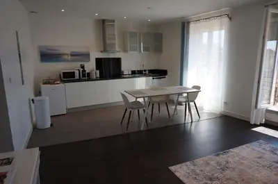 a kitchen and dining room with a table and chairs at Appart Suite Privilege XL avec Parking in Salon-de-Provence