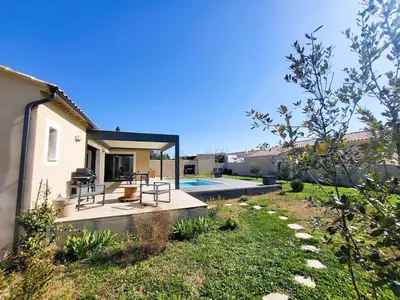 a backyard with a pool and a house at Friendly and warm villa with pool in Pernes-les-Fontaines