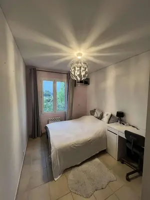 a bedroom with a bed and a desk and a window at Maison villa avec piscine et spa, 8 à 10 personnes in LʼIsle-sur-la-Sorgue