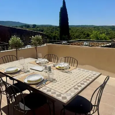 Charming house in the village center of Venasque