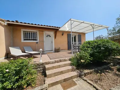 a house with a glass canopy over a set of stairs at Villa de la Goutte d'Or in Caromb