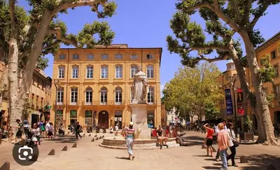 a fountain with a monument in the background at New - studio avec clim au centre d'Aix 2eme étage in Aix-en-Provence