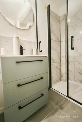 a bathroom with a toilet and a shower with a mirror at Studio neuf avec clim au centre d'Aix 1er étage in Aix-en-Provence