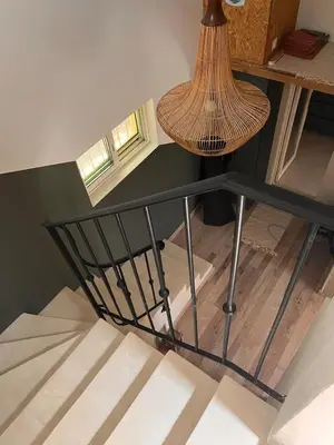 a table with a lamp on top of a staircase at Maison 2 ch en campagne 5 mn du centre en voiture avec possibilité piscine familiale in Salon-de-Provence