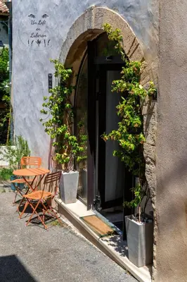 a table and chairs in front of a building at Un Loft en Luberon à Bonnieux in Bonnieux