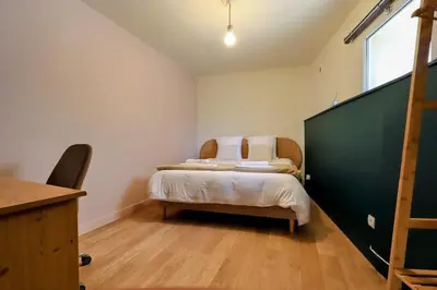 a bedroom with a bed and a green door at Cocoon et style - proche du centre in Aix-en-Provence