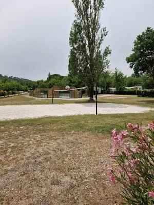 a park with a basketball hoop and a tree at Mobil home en Provence - Camping 4 étoiles- 2 chambres -4 à 6 pers-clim-terrasse-TV in Cadenet