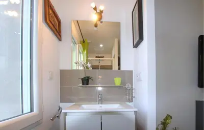 a bathroom with a sink and a mirror at Awesome Home In Morières Les Avignon in Morières-lès-Avignon