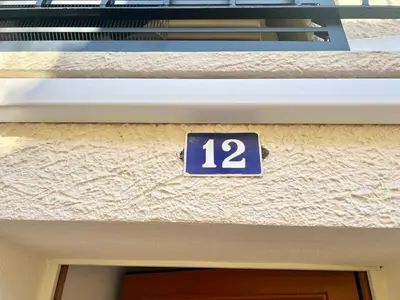 a blue sign on the side of a building at Le Péli - Cosy, Centre-ville, CLIM, 2 personnes in Pélissanne