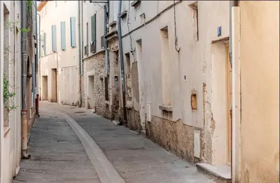 an empty alley in an alley between buildings at Le fort 7 Appart centre ville in LʼIsle-sur-la-Sorgue
