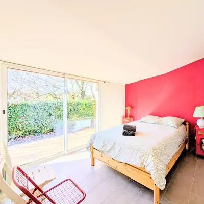 a bedroom with a bed and a table and a window at L'Oliveraie - Maison Familiale avec Piscine privée - Clim - Wifi - 4 Chambres - 3 Salle de Bains in Jouques
