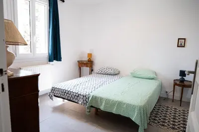 a small bedroom with a bed and a window at Maison Familiale Piscine et Proche des commerces in Pertuis