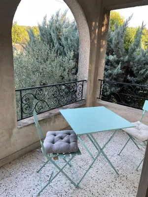 a book shelf filled with books in a room at Rando Luberon en famille, centre d'Apt à pied in Apt