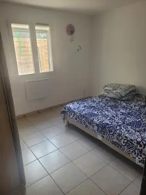 a small bedroom with a bed and a window at Maison Provence Noe in Mallemort