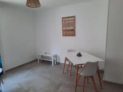 a dining room with a white table and chairs at Appartement Le Cézanne in Aix-en-Provence