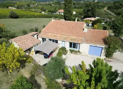 an aerial view of a house with a roof at La maison de Raffi in La Tour-dʼAigues