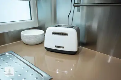 a white toaster sitting on top of a counter at Maison des Chaudronniers in Aix-en-Provence