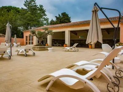 a group of chairs and umbrellas on a patio at Chalet 3 pièces avec terrasse, 4 pers, confort et calme - API-1-52-742 in Noves
