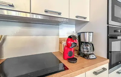 a red blender sitting on a counter in a kitchen at Proche Alpilles in Eyragues
