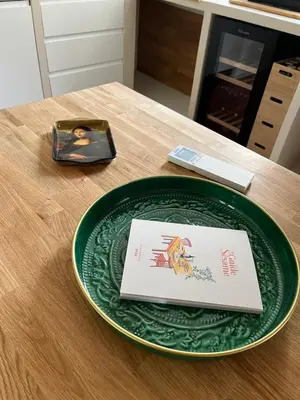 a plate with a card on top of a table at Appartement cocooning centre ville in Aix-en-Provence