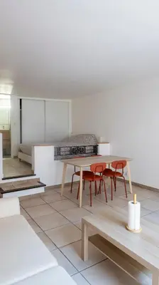 a dining room with a table and chairs at Duplex en centre ville avec un Garage privé in Salon-de-Provence