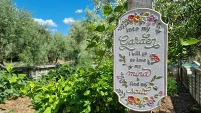 a sign that reads into my garden with flowers at Gîte Le Verger Paisible in Malemort-du-Comtat