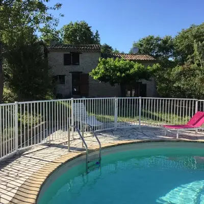 Cabanon provençal en pierre entouré de lavandes