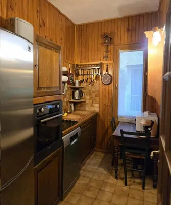 a mixer and a donut sitting on a table at Appartement cosy et silencieux avec salon & chambre & mezzanine - 3 couchages - en plein centre historique et proche transports in Aix-en-Provence