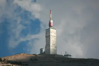 a white lighthouse on top of a hill at AAD maison de vacances avec piscine in LʼIsle-sur-la-Sorgue