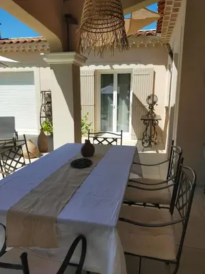 a dining room table with chairs and a ceiling at AAD maison de vacances avec piscine in LʼIsle-sur-la-Sorgue