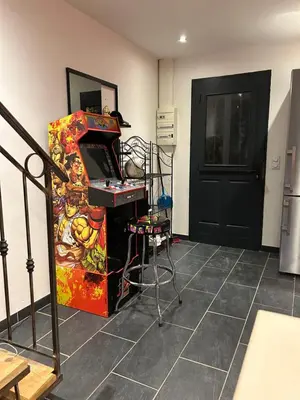 a room with a desk and a machine in front of a door at Maison Hélène Piano in La Tour-dʼAigues