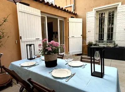 a table with a blue table cloth and flowers on it at T2 à 5mn à pieds du Cours Mirabeau in Aix-en-Provence