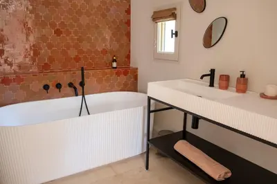 a white bathroom with two sinks and a tub at Villa entièrement rénovée in Saint-Rémy-de-Provence