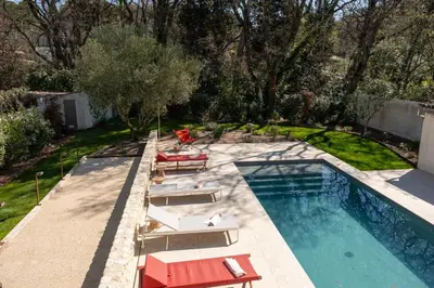 a swimming pool with chairs and a table at Villa entièrement rénovée in Saint-Rémy-de-Provence