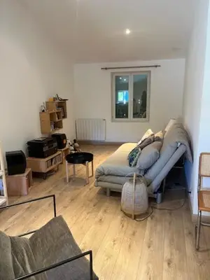 a living room with a couch and a table at Suite dans maison de village au coeur de Pertuis in Pertuis