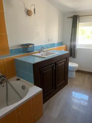 a bathroom with a sink and a tub and a toilet at Suite dans maison de village au coeur de Pertuis in Pertuis