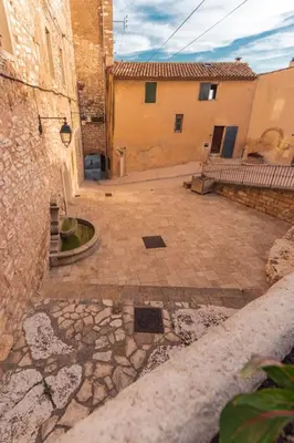 an empty alley with two buildings and a street at Studio cosy proche d Aix en Provence climatisé in Éguilles