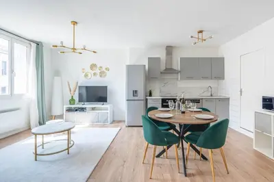 a kitchen and dining room with a table and chairs at Appartement confortable L'Éclat Doré in Pertuis