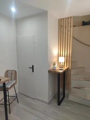 a room with a door and a table with a lamp at Escapade dans le Luberon in Cavaillon