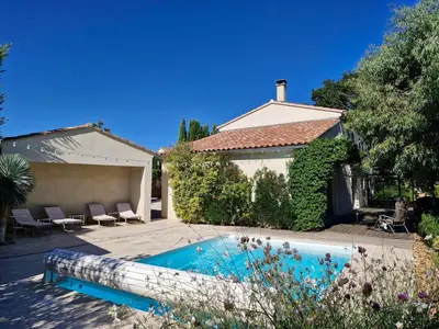a house with a swimming pool in a yard at La Canopée en Provence - Piscine, Vue sur le Mont Ventoux ! in Carpentras