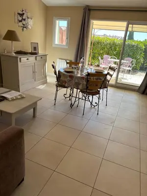 a kitchen and dining room with a table and chairs at Petite maison à 2 pas du centre de Bédoin in Bédoin