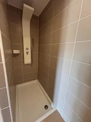 a bathroom with a shower with a shower at Petite maison à 2 pas du centre de Bédoin in Bédoin
