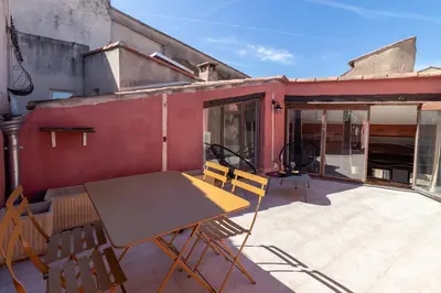 a table and chairs sitting on a patio at Duplex avec terrasse, au cœur d'Aix-en-Provence in Aix-en-Provence