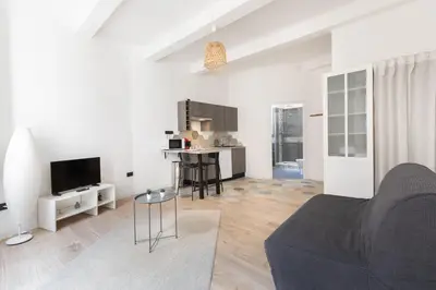 a living room with a couch and a table at Le Rimbaud - Studio moderne en hypercentre - WiFi in Carpentras