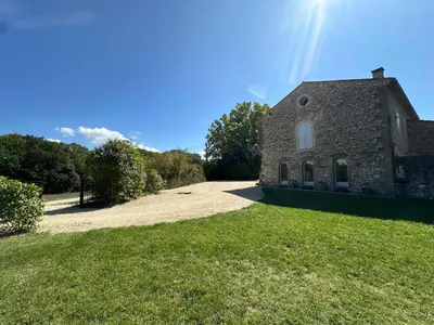 an old stone building on a grassy field at Villa des Cyprès - Charmante maison provençale - Jardin et piscine privés au cœur d un Domaine Viticole Château de Barbebelle Rognes - 10 personnes - Proche d'Aix-en Provence in Rognes