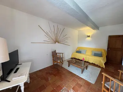 a bedroom with a yellow bed and a desk at Maison du Berger - Vignoble Château Barbebelle, Rognes, maison provençale avec jardin partagé et parking - proche d'Aix-en-Provence - 5 personnes in Rognes